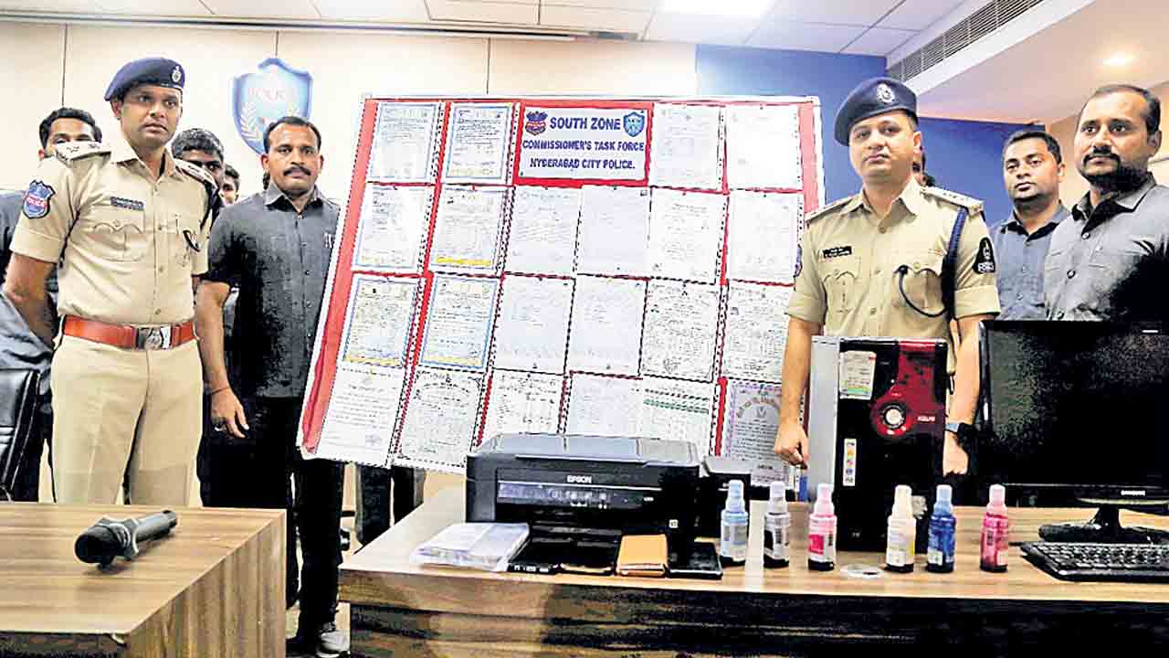 నకిలీ సర్టిఫికెట్లు..నమ్మించేందుకు వెబ్‌సైట్లు