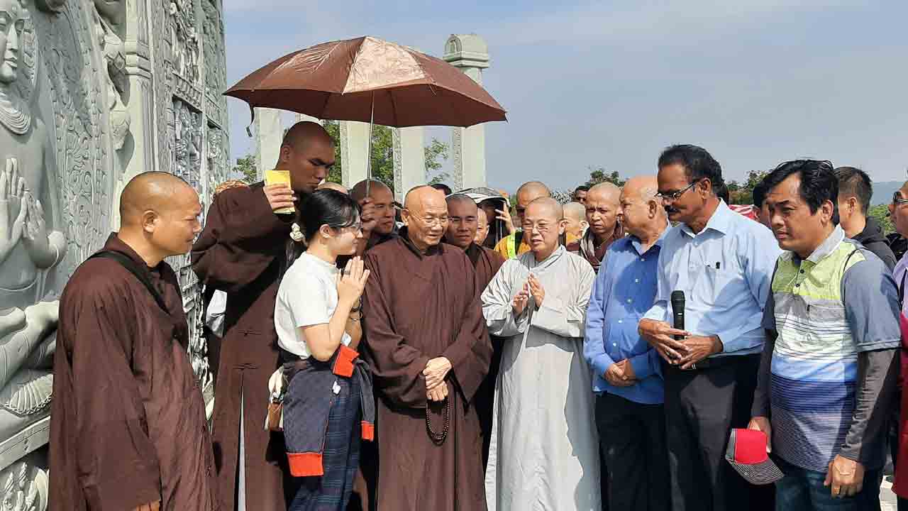 బుద్ధవనంలో వియత్నాం బౌద్ధ భిక్షువులు