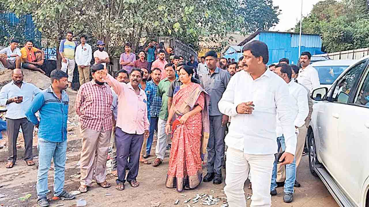 థిన్నర్‌ డబ్బా పేలి .. త్ంరడ్రీకొడుకులకు గాయాలు