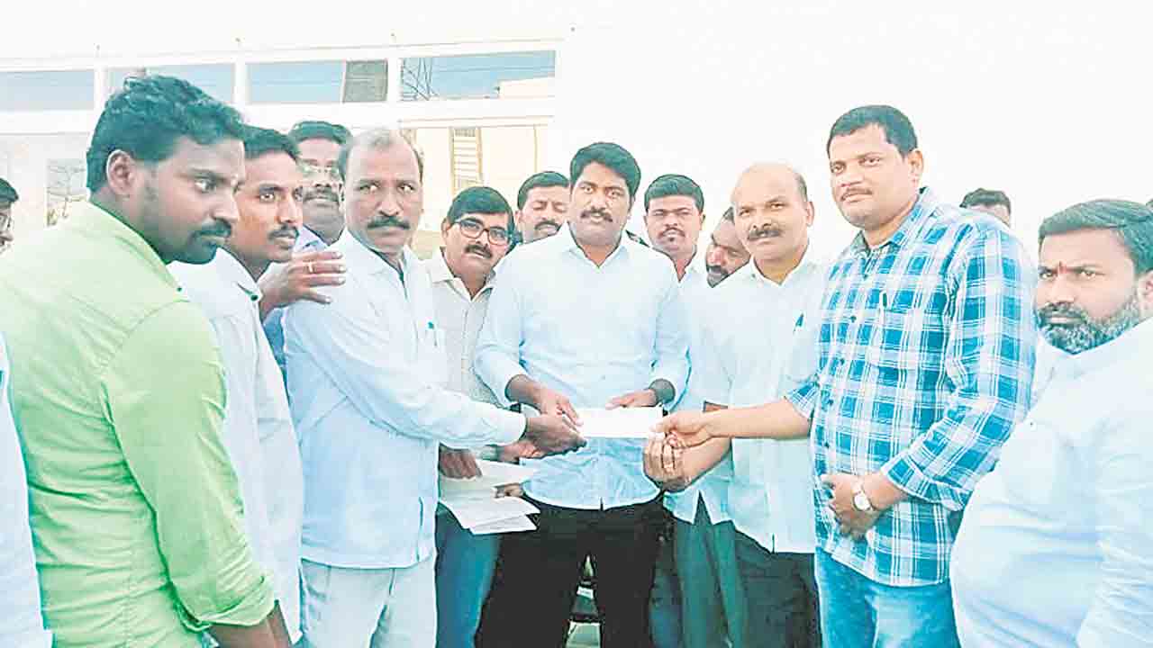 సీఎంఆర్‌ఎఫ్‌ చెక్కుల పంపిణీ