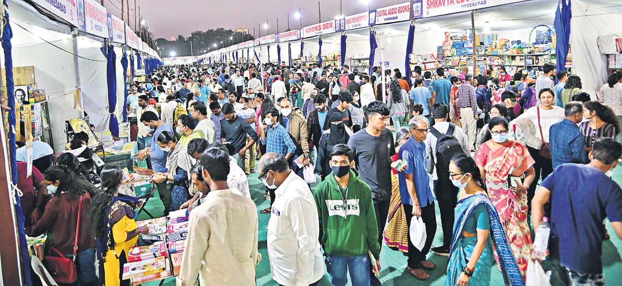 బుక్‌ ఫెయిర్‌కు అనూహ్య స్పందన