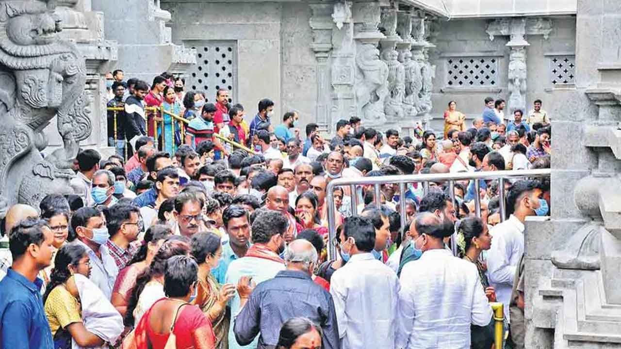 యాదగిరిగుట్టకు భక్తజన తాకిడి