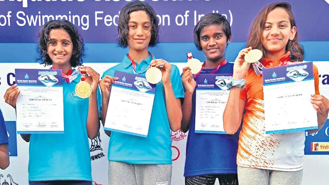 రాష్ట్ర స్విమ్మర్ల పతకాల పంట