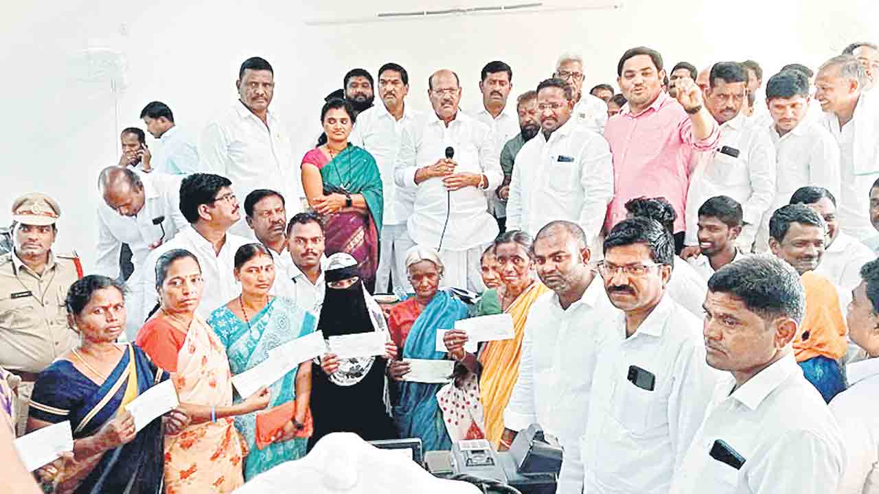 తెలంగాణపై కేంద్రం కక్ష సాధింపు చర్యలు