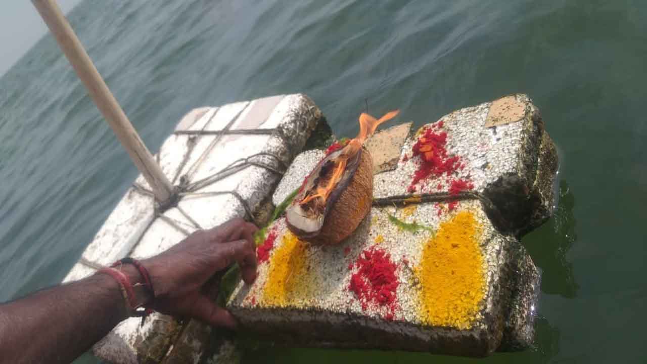 సంగమేశ్వరాలయ శిఖరంపై వెలిగిన దీపం