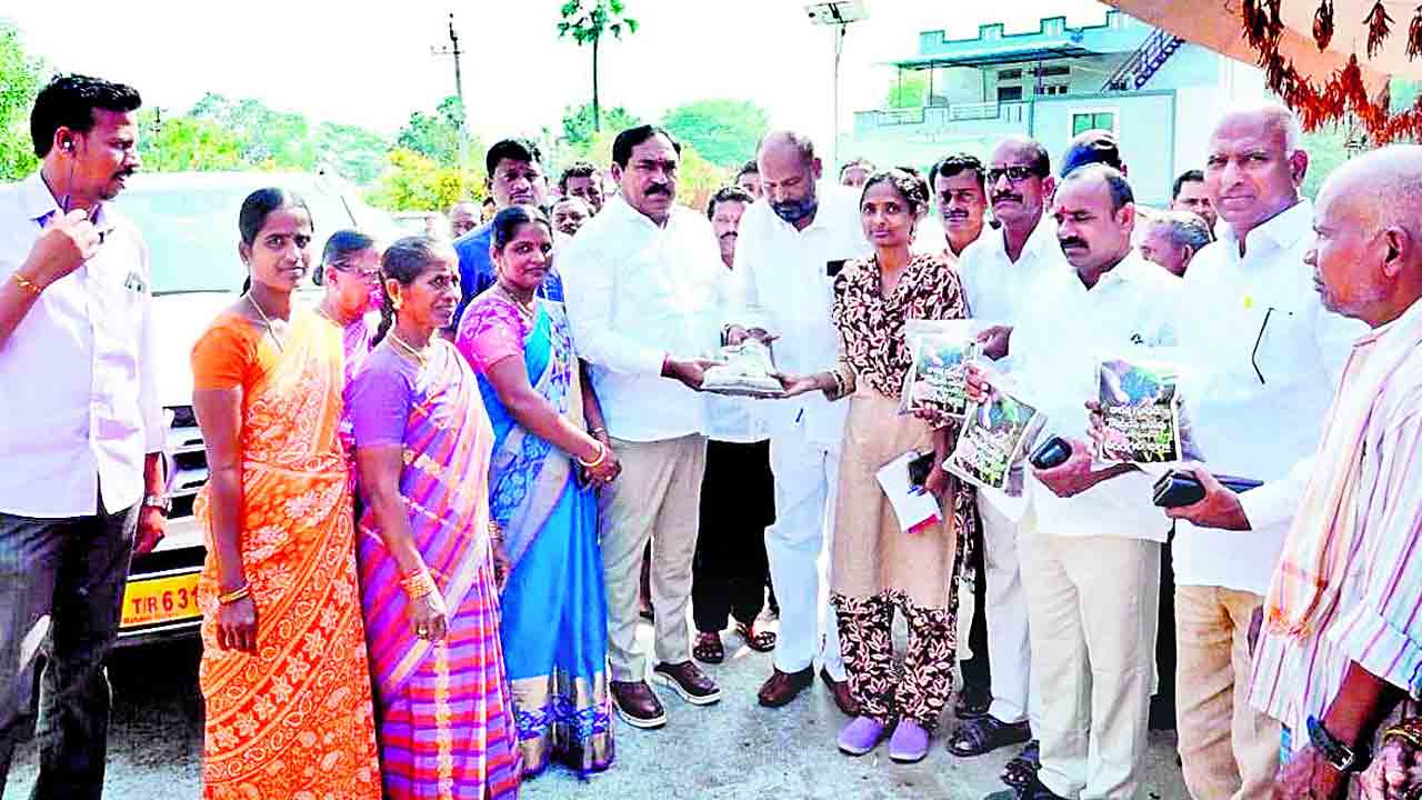 కేసీఆర్‌ పాలనలో పచ్చగా పల్లెలు