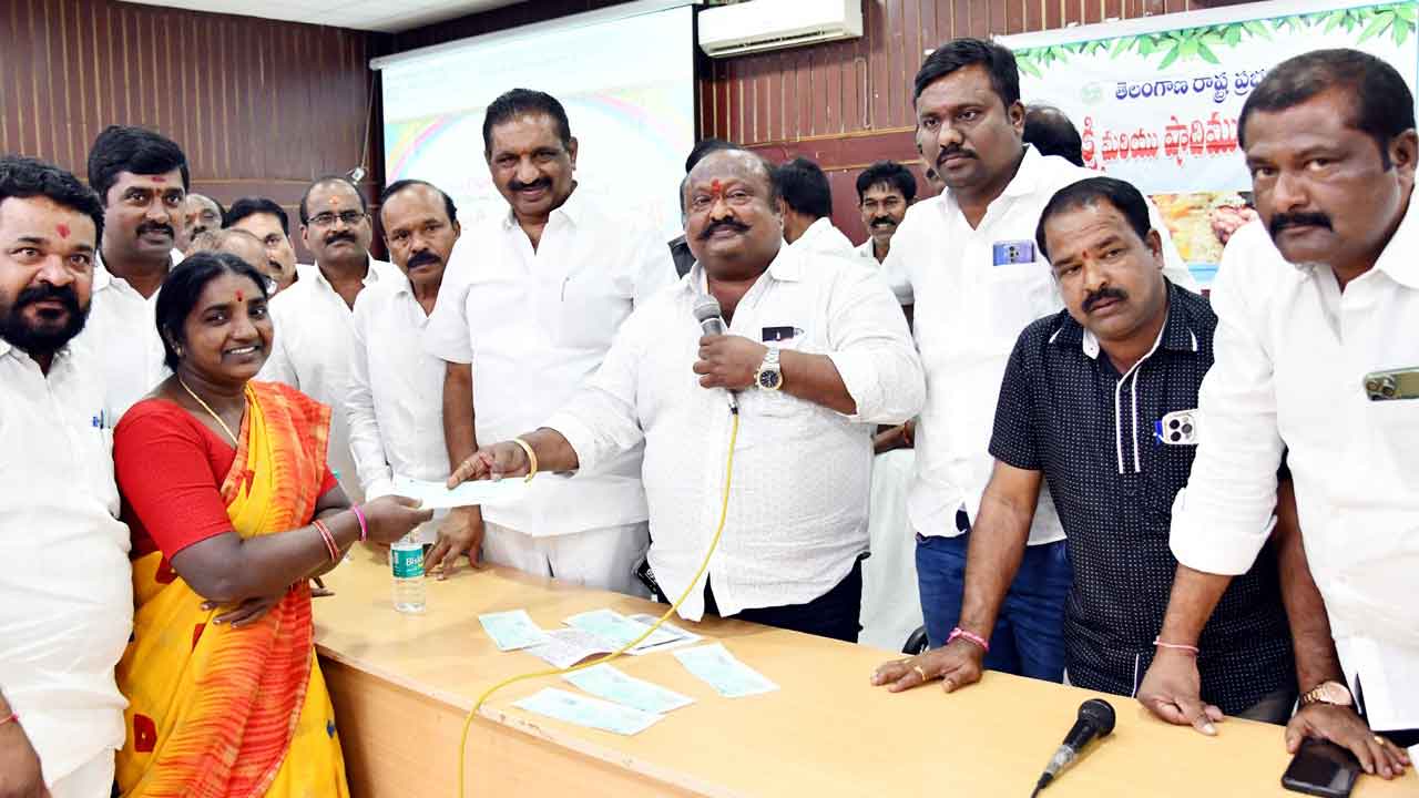 అభివృద్ధి ప్రదాతకు అండగా నిలువాలి