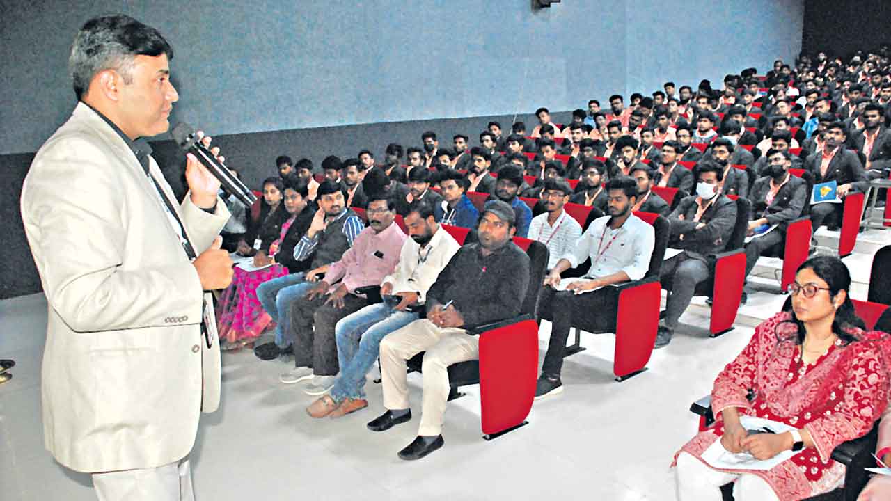 అవగాహనతో విదేశీ విద్య సుసాధ్యం