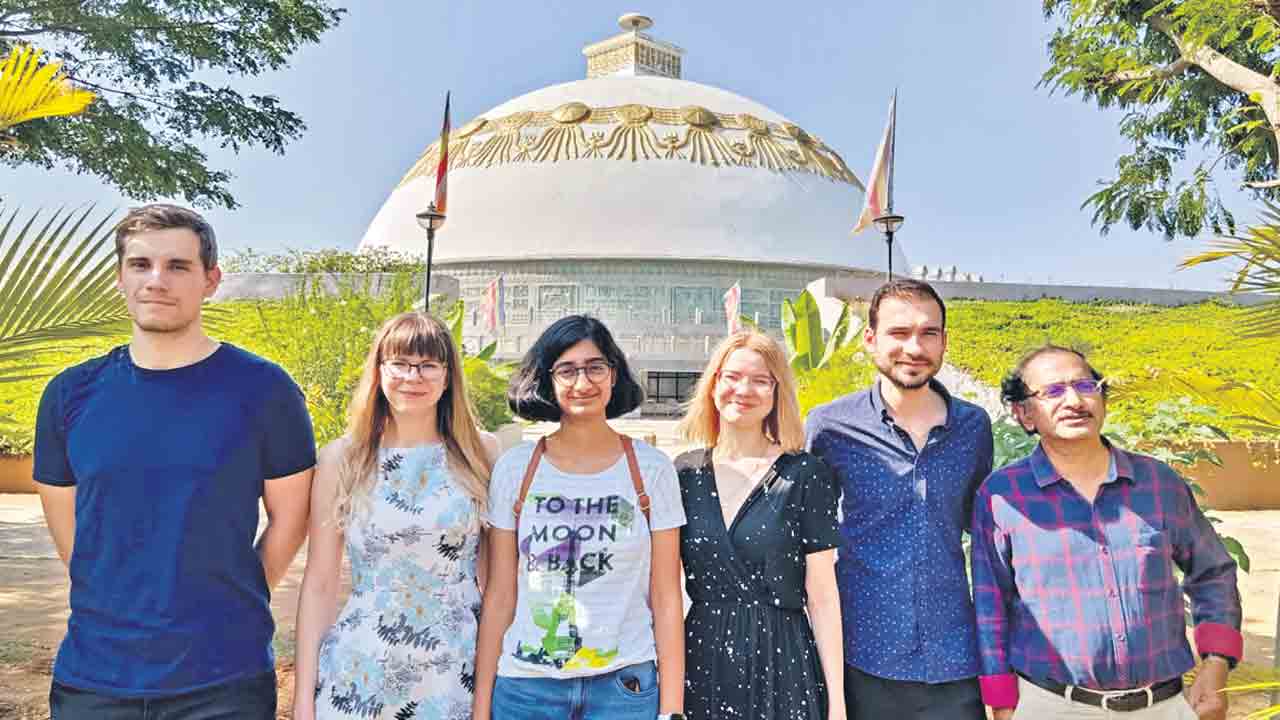 బుద్ధవనంలో విదేశీయుల సందడి