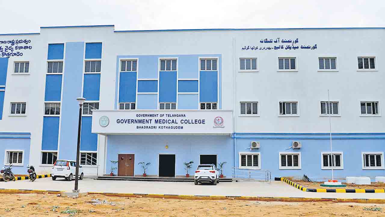 డాక్టర్ల ఫ్యాక్టరీ.. వైద్యవిద్య తలసరి సీట్లలో తెలంగాణ దేశంలోనే టాప్‌