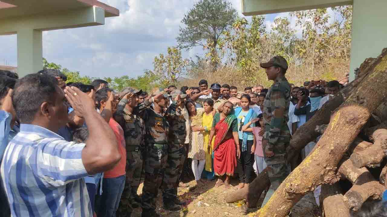 అధికార లాంఛనాలతో ఆర్మీ జవాన్‌ అంత్యక్రియలు