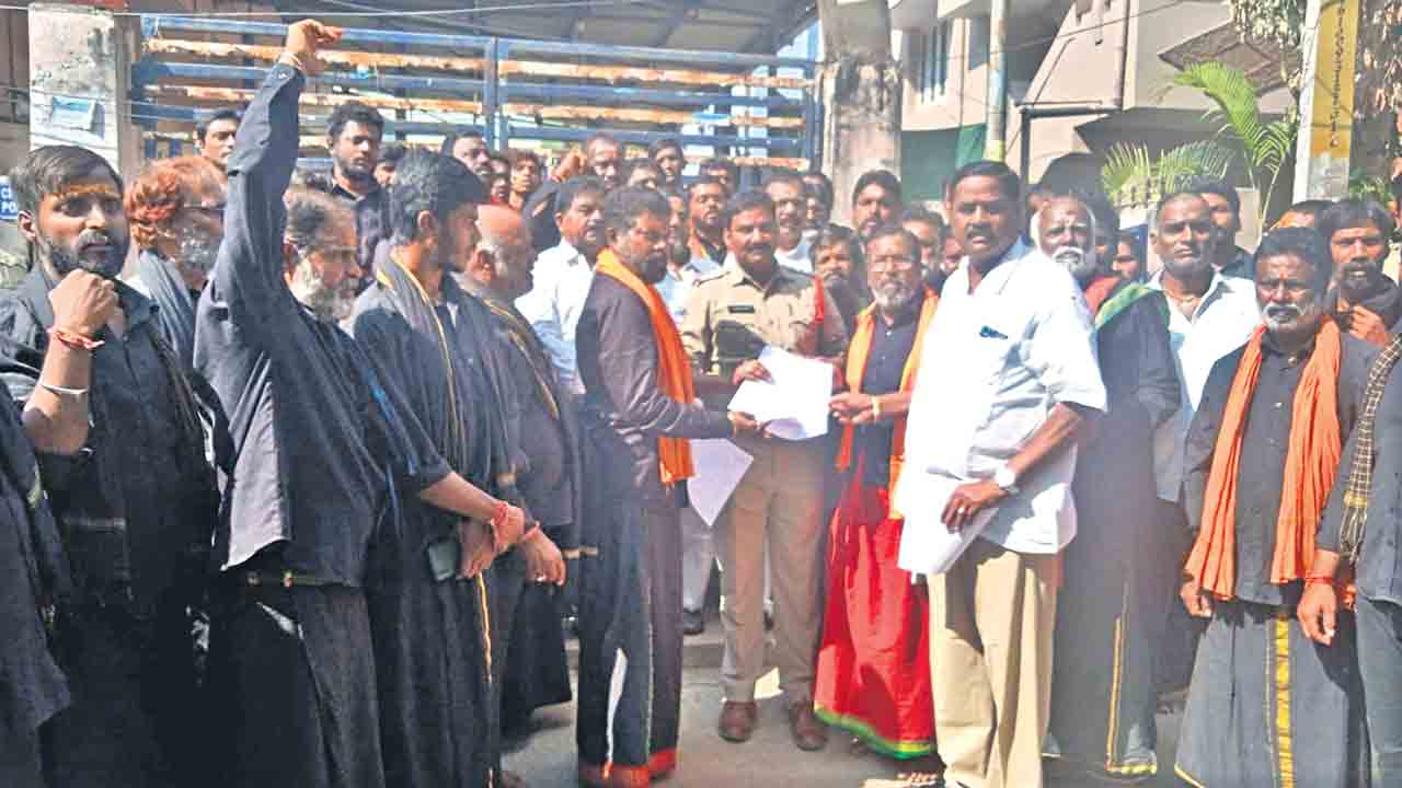 నరేశ్‌పై కఠిన చర్యలు తీసుకోవాలి