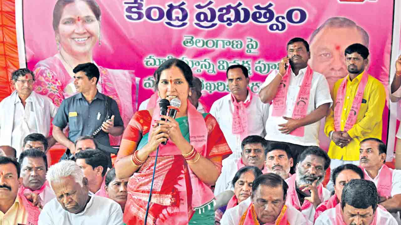 రైతులు మోదీ సర్కారును ఛీకొడుతున్నారు