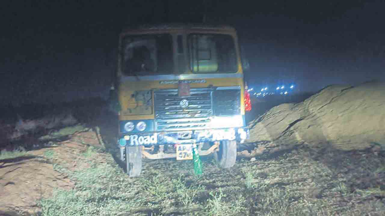 టీఎస్‌ఐఐసీ భూమిలో అక్రమ మట్టి తవ్వకాలు