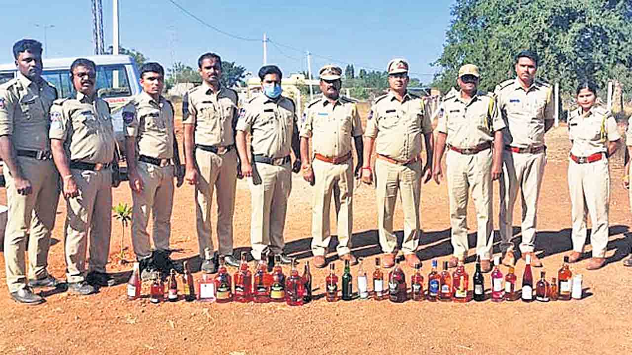 అక్రమంగా గోవా నుంచి హైదరాబాద్‌కు తరలిస్తున్న మద్యం సీజ్‌