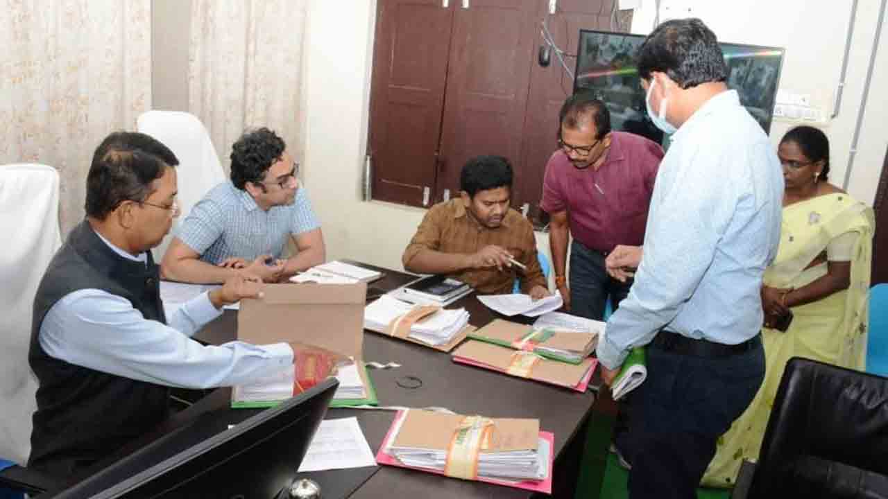 అర్హులందరికీ ఓటుహక్కు ఉండాలి