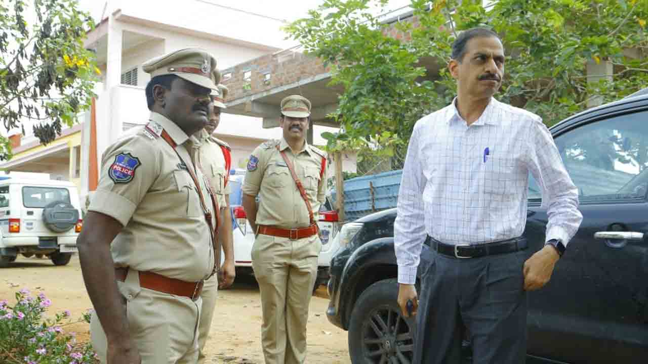 చట్టవిరుద్ధంగా వ్యవహరిస్తే చర్యలు : ఐజీ