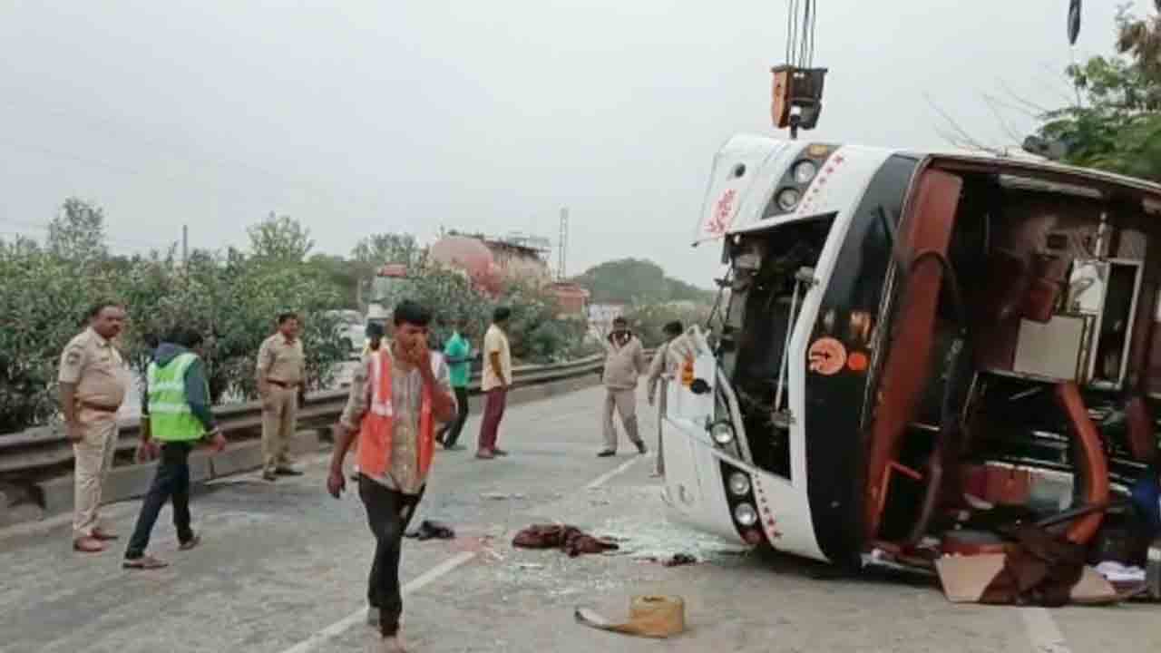 ప్రైవేట్‌ ట్రావెల్స్‌ బోల్తా