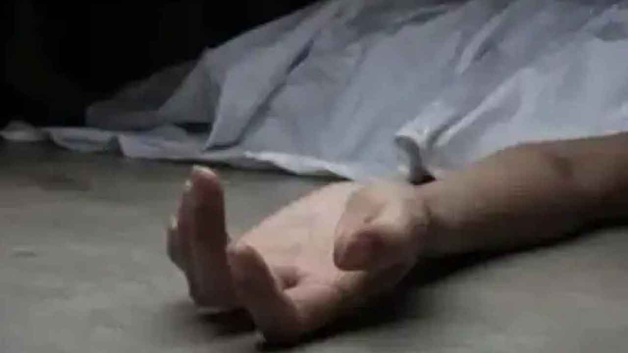 అనుమానాస్పద స్థితిలో ప్రభుత్వ ఉపాధ్యాయురాలు మృతి