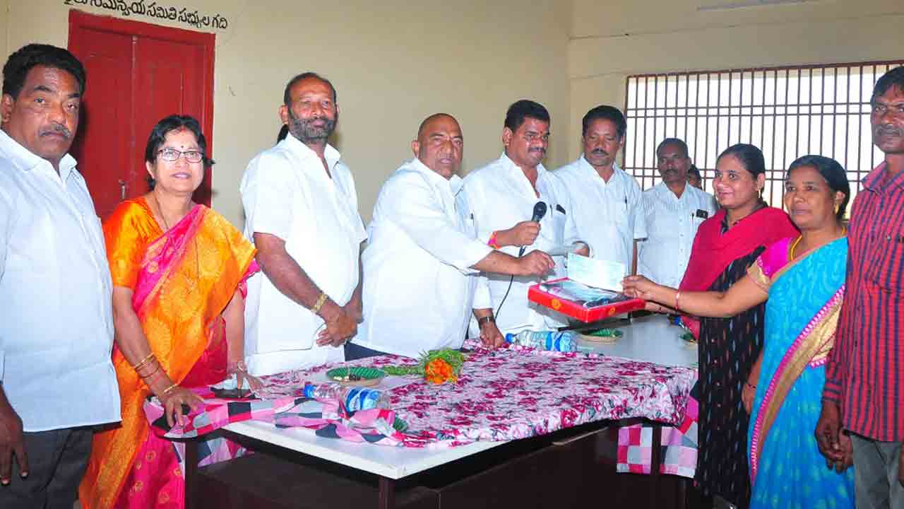 ఆపద్బాంధవుడు ముఖ్యమంత్రి కేసీఆర్‌