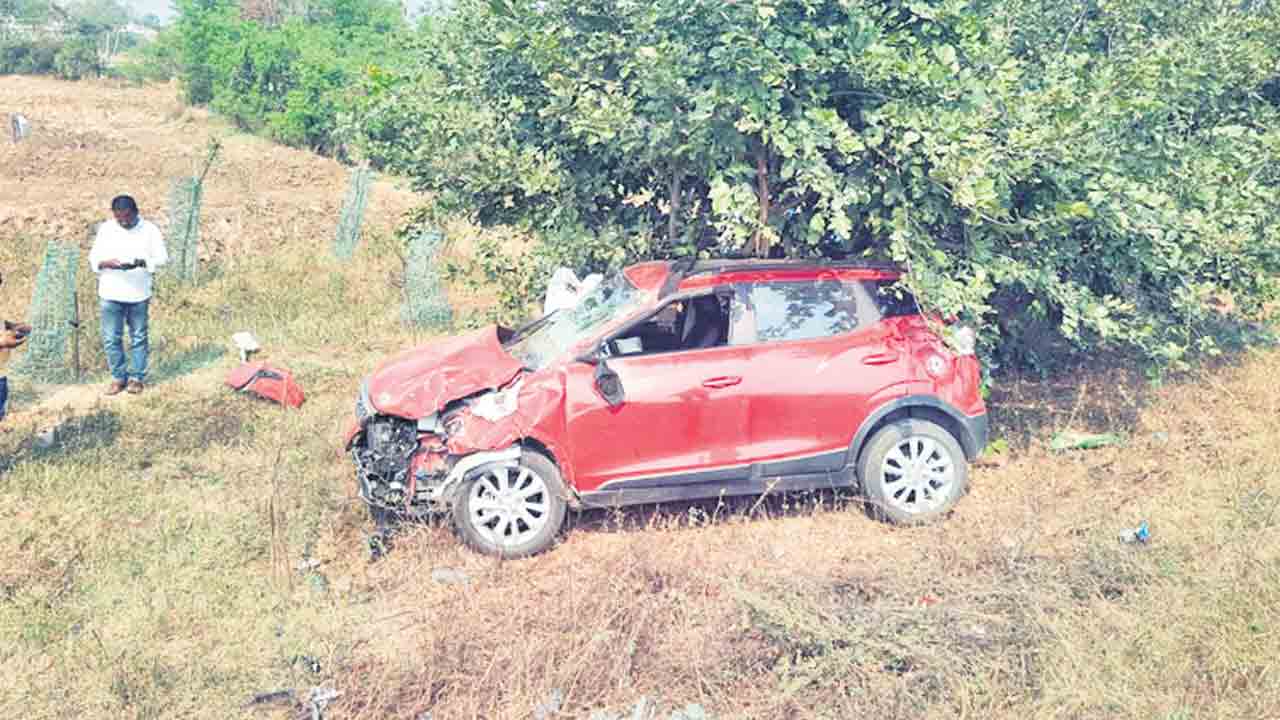 కారు, ఆటో ఢీ.. : ఇద్దరి మృతి