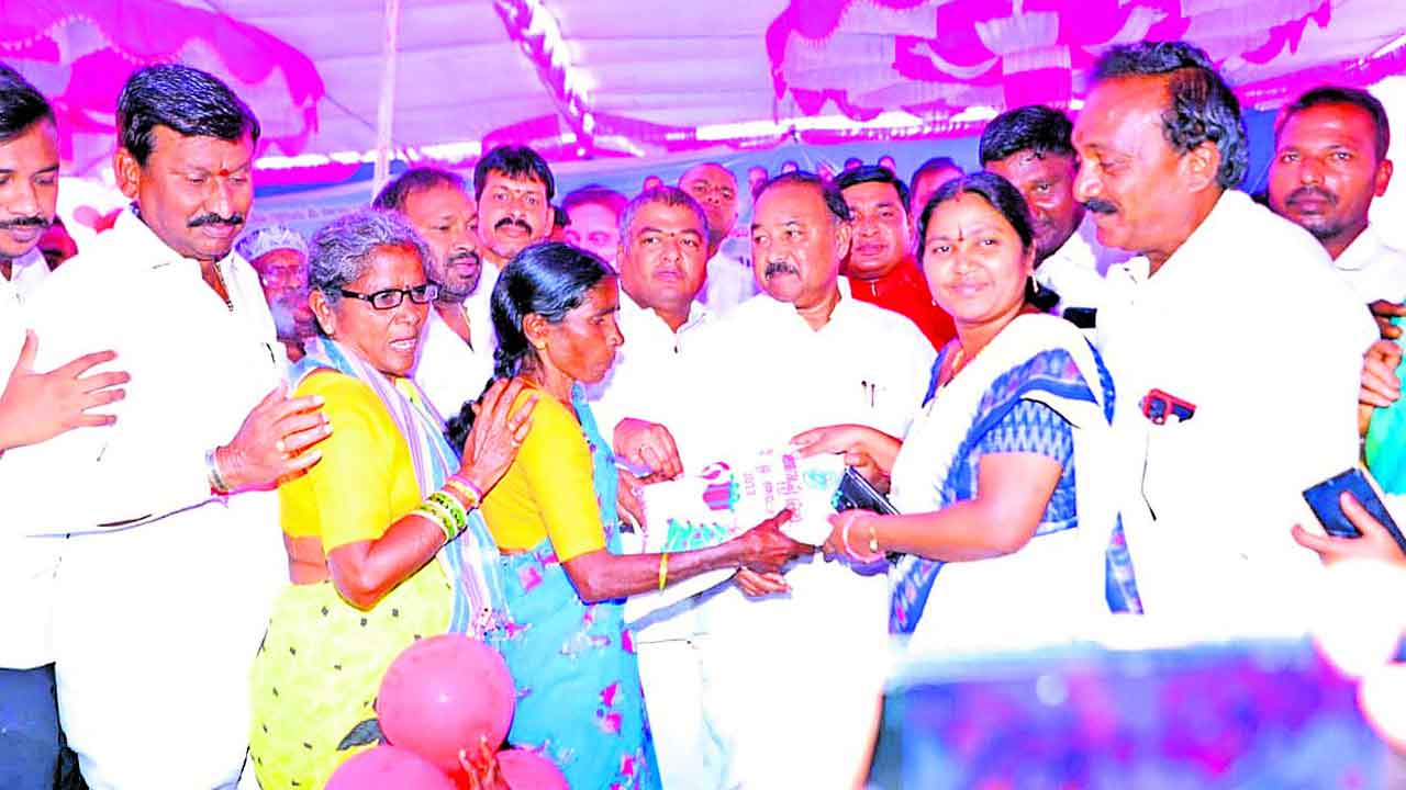 క్రిస్మస్‌ను సంతోషంగా జరుపుకోవాలి