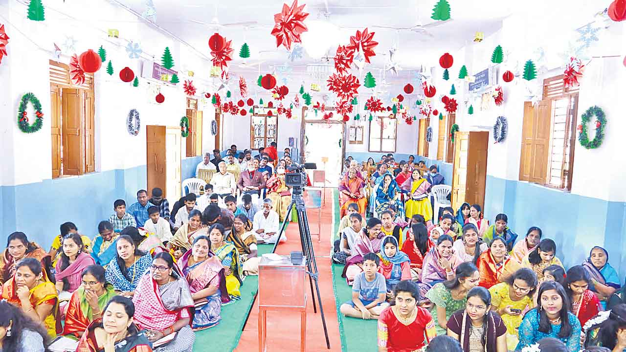 ఘనంగా క్రిస్మస్‌.. చర్చిల్లో ప్రత్యేక ప్రార్థనలు