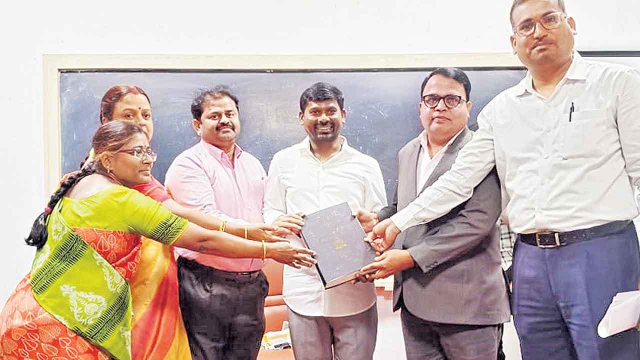 గువ్వలకు పీహెచ్‌డీ పట్టా