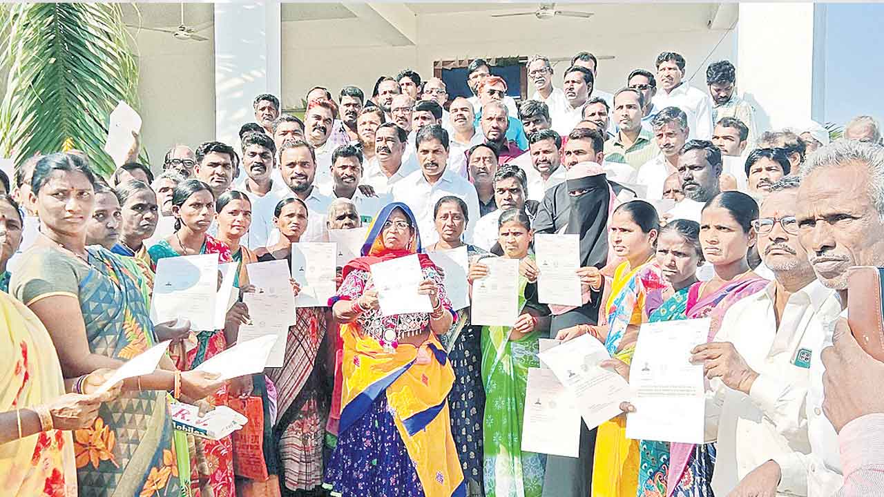 బాధిత కుటుంబాలకు సర్కారు ఆసరా