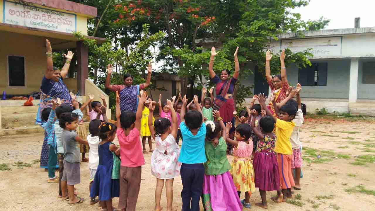 బొమ్మలతో బోధన.. అంగన్‌వాడీ కేంద్రాల్లో ప్రీ స్కూల్‌ కిట్లతో పాఠాలు