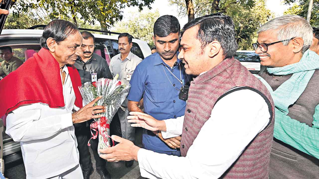 హైదరాబాద్‌ చేరుకున్న కేసీఆర్‌