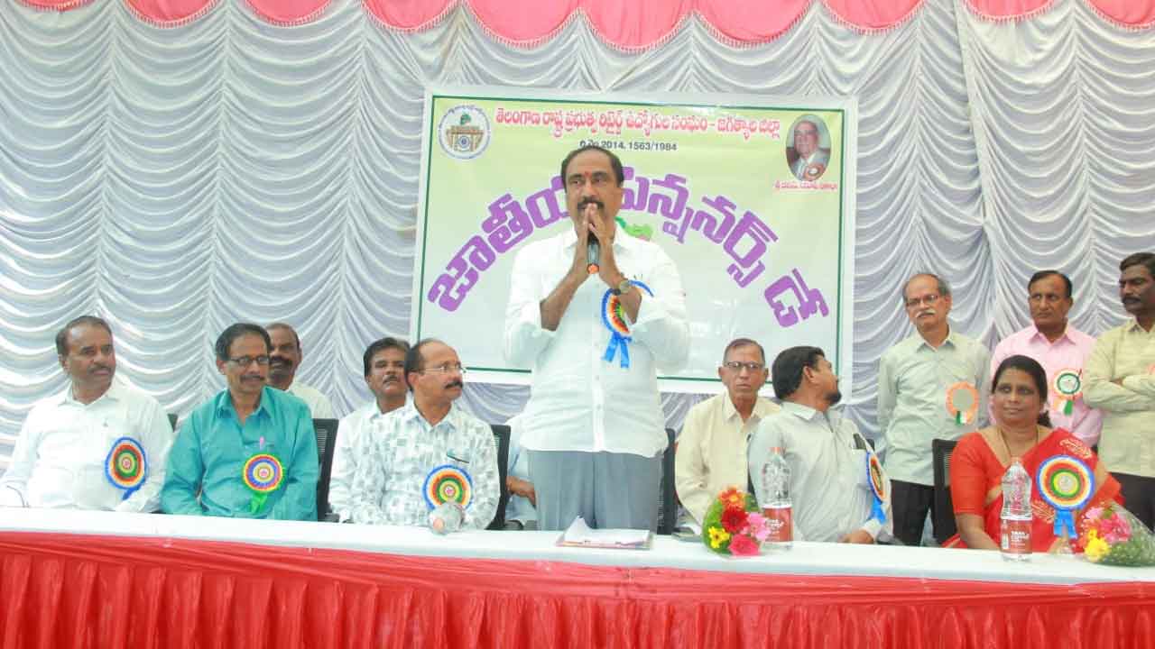 దేశంలో ఎక్కడా లేని విధంగా తెలంగాణలో పెన్షన్‌లు : ఎమ్మెల్యే సంజయ్‌కుమార్‌