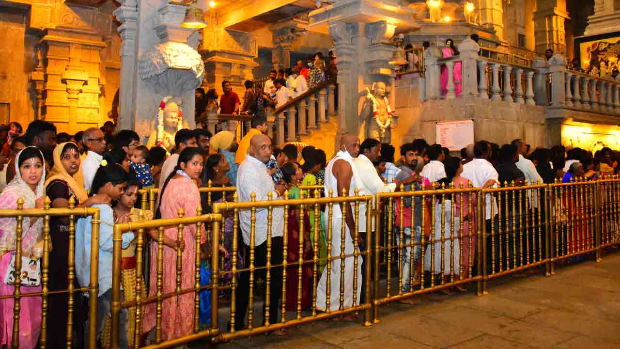 యాదాద్రిలో భక్తుల సందడి