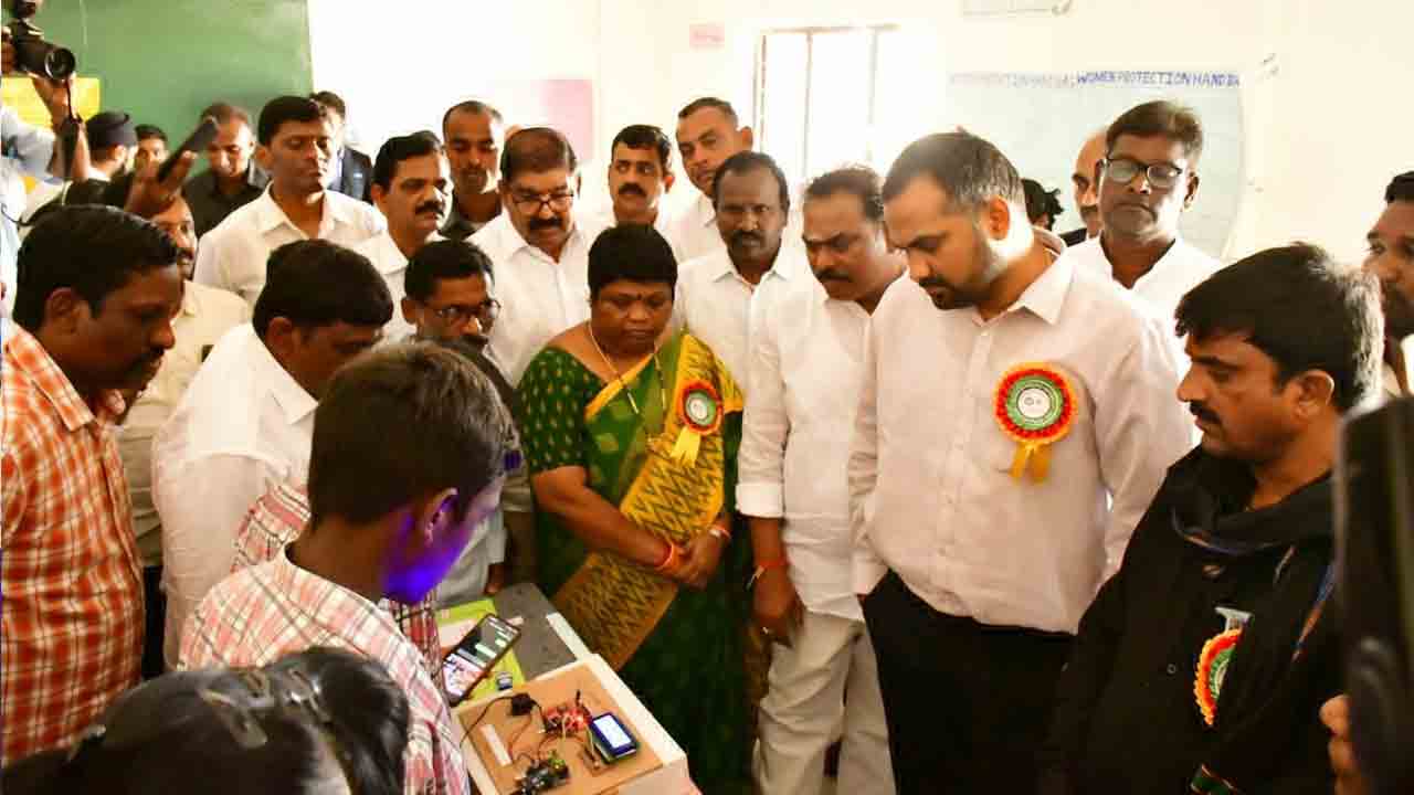 విద్యార్థులు శాస్త్రవేత్తలుగా ఎదగాలి