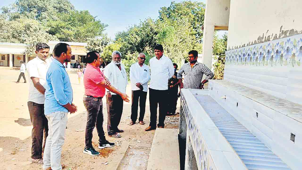 పాఠశాలల్లో అభివృద్ధి పనుల పరిశీలన