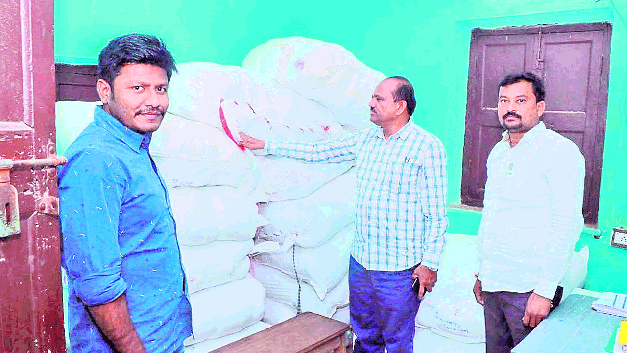 క్రిస్మస్‌ కానుకలొచ్చాయ్‌..