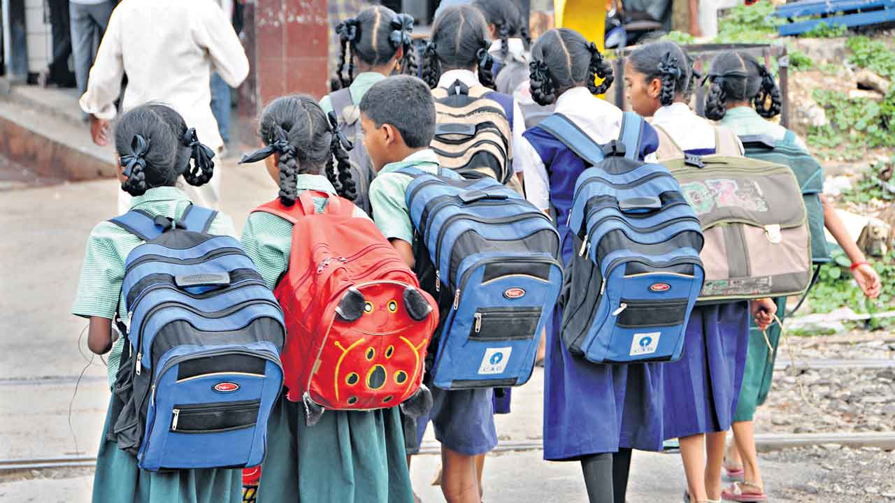 బడి పిల్లలకు బ్యాగులు.. 25 లక్షల మంది విద్యార్థులకు లబ్ధి