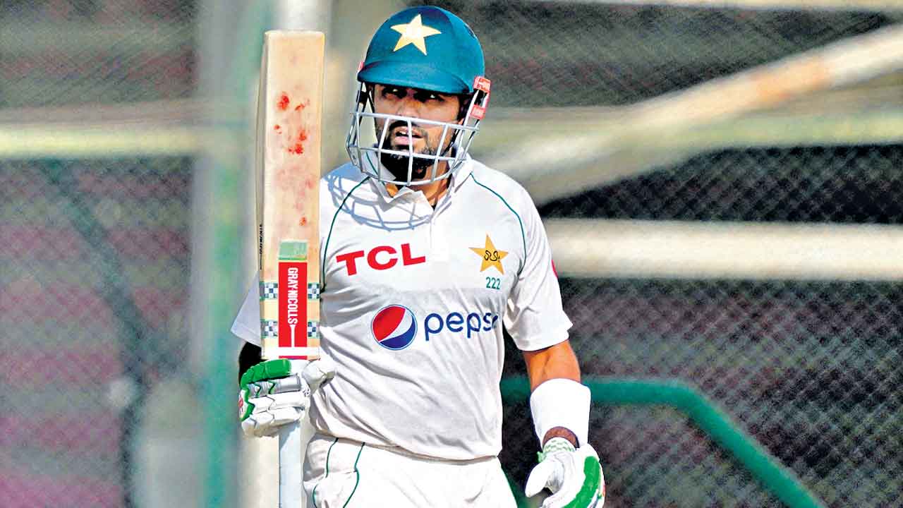 బాబర్‌ అజేయ సెంచరీ