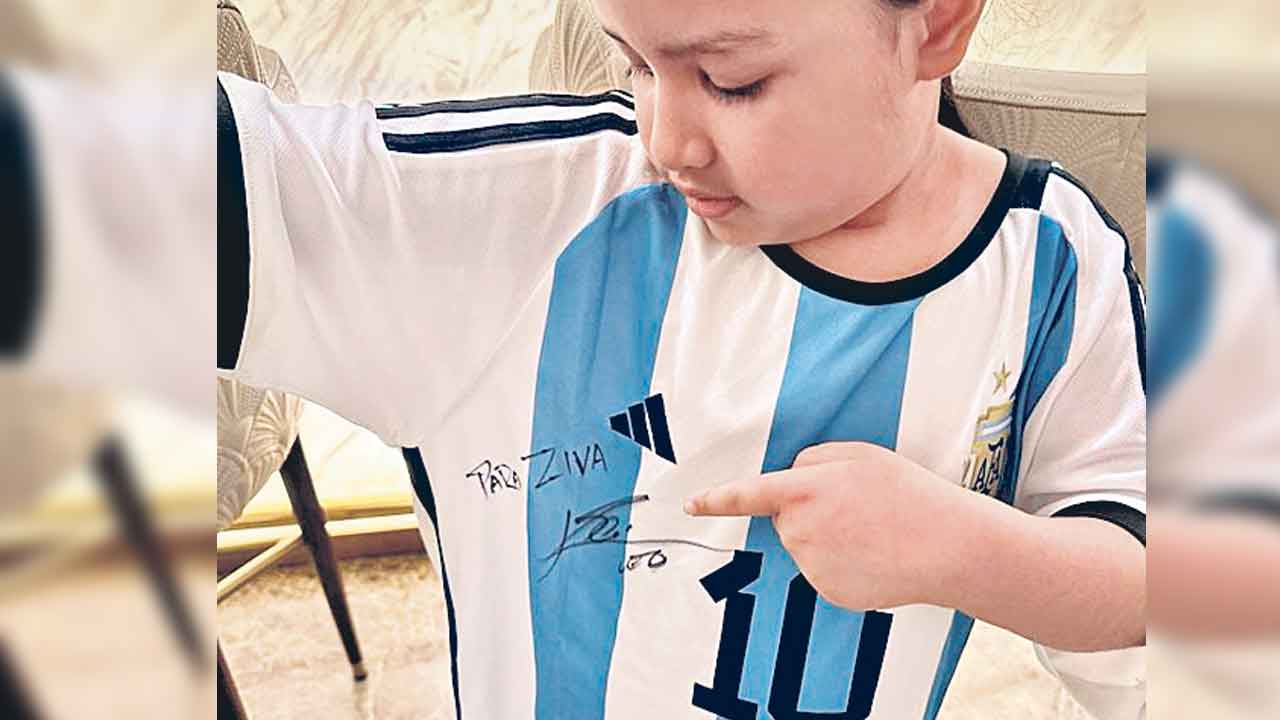 జీవా ధోనీకి మెస్సీ గిఫ్ట్‌