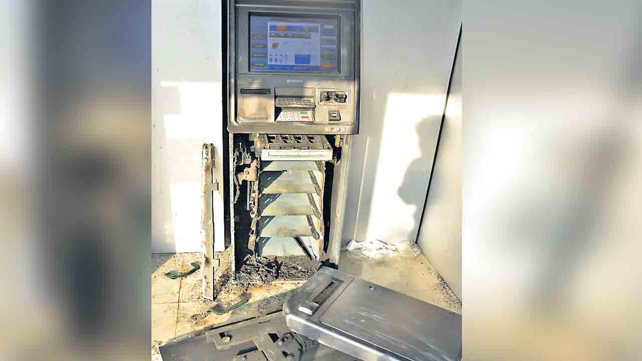 ఎస్‌బీఐ ఏటీఎంలో రూ.14 లక్షలు చోరీ