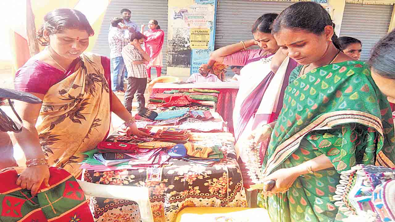 ఎల్లమ్మతండా.. నిడిల్‌ వర్క్‌కు అడ్డా