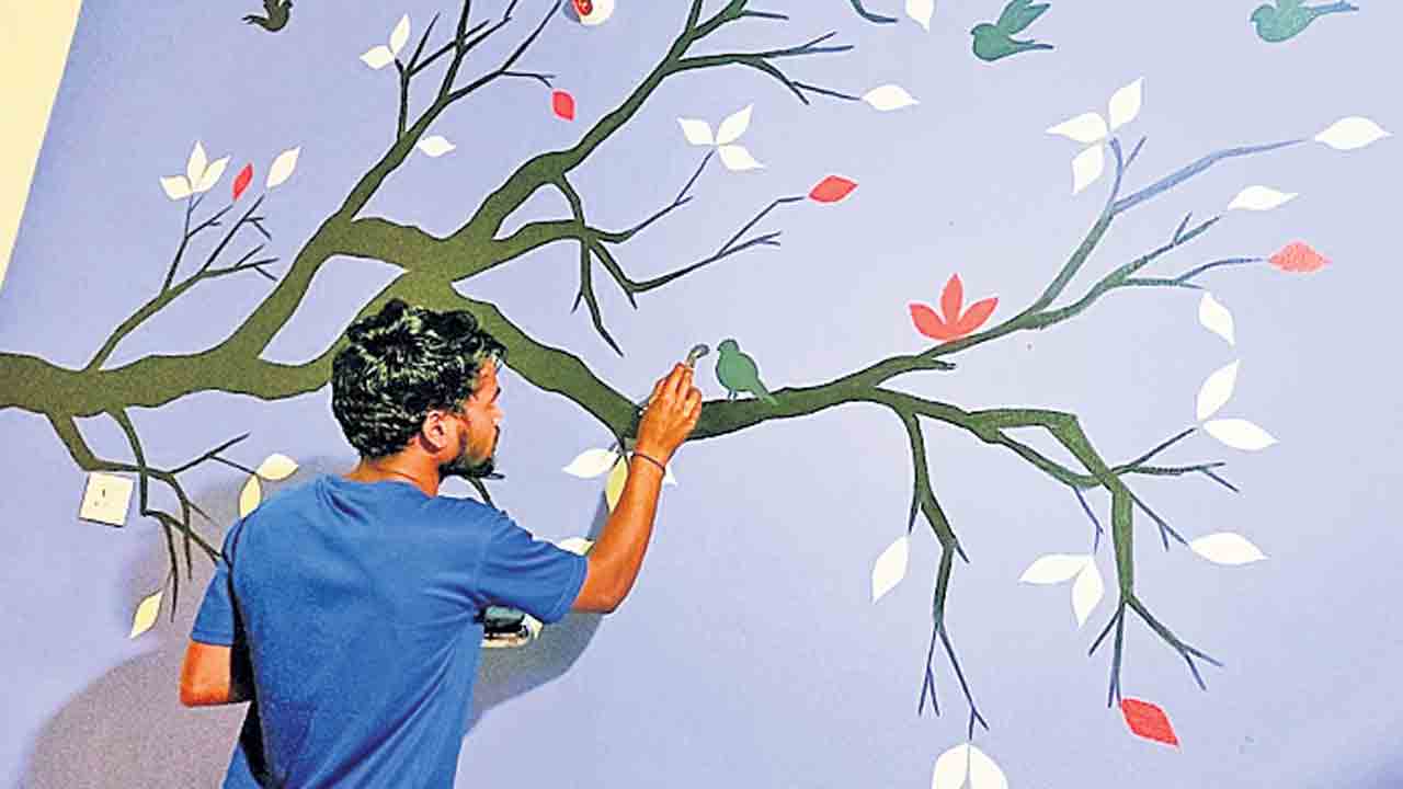 బొమ్మలు గీసి.. ప్రతిభను చాటి