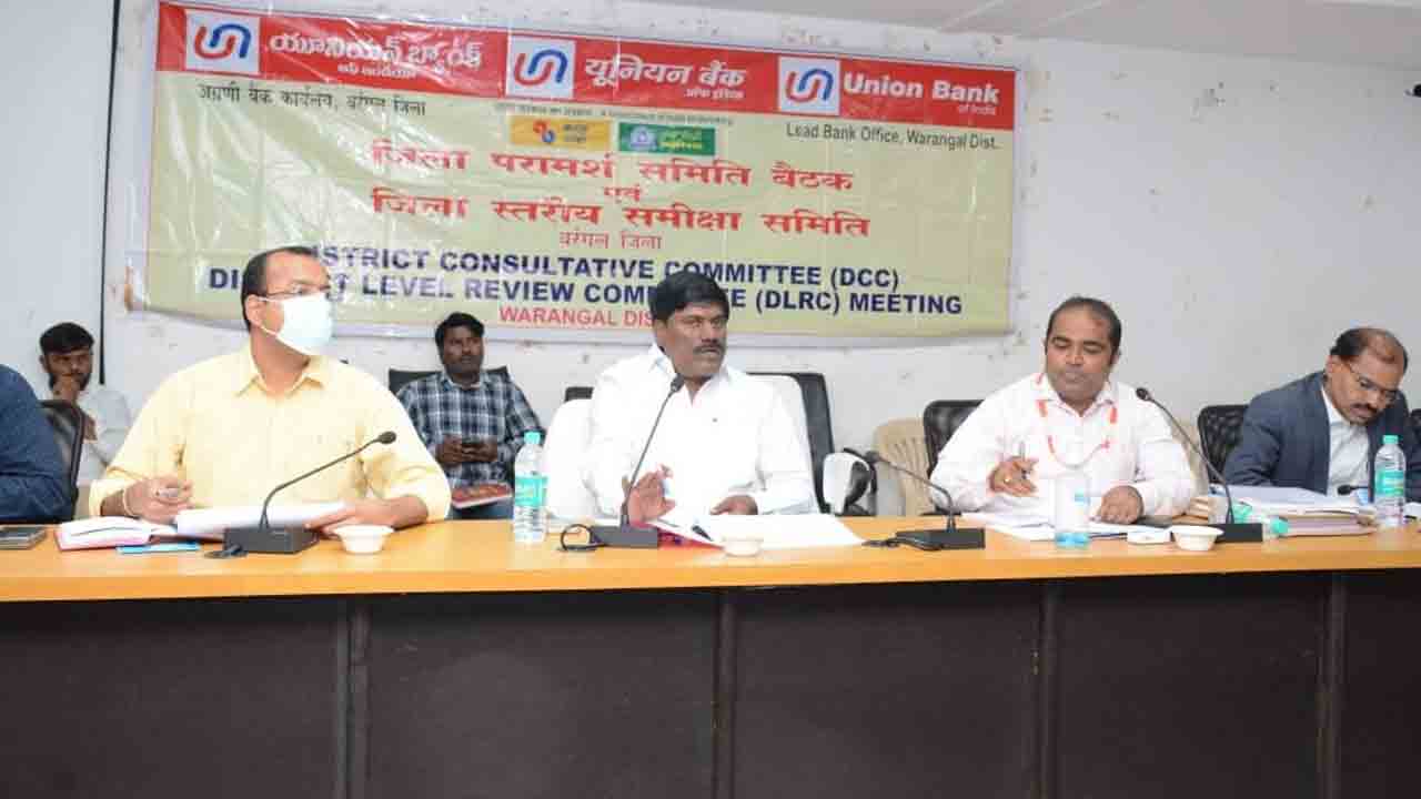 అర్హులకు రుణాలు అందించాలి