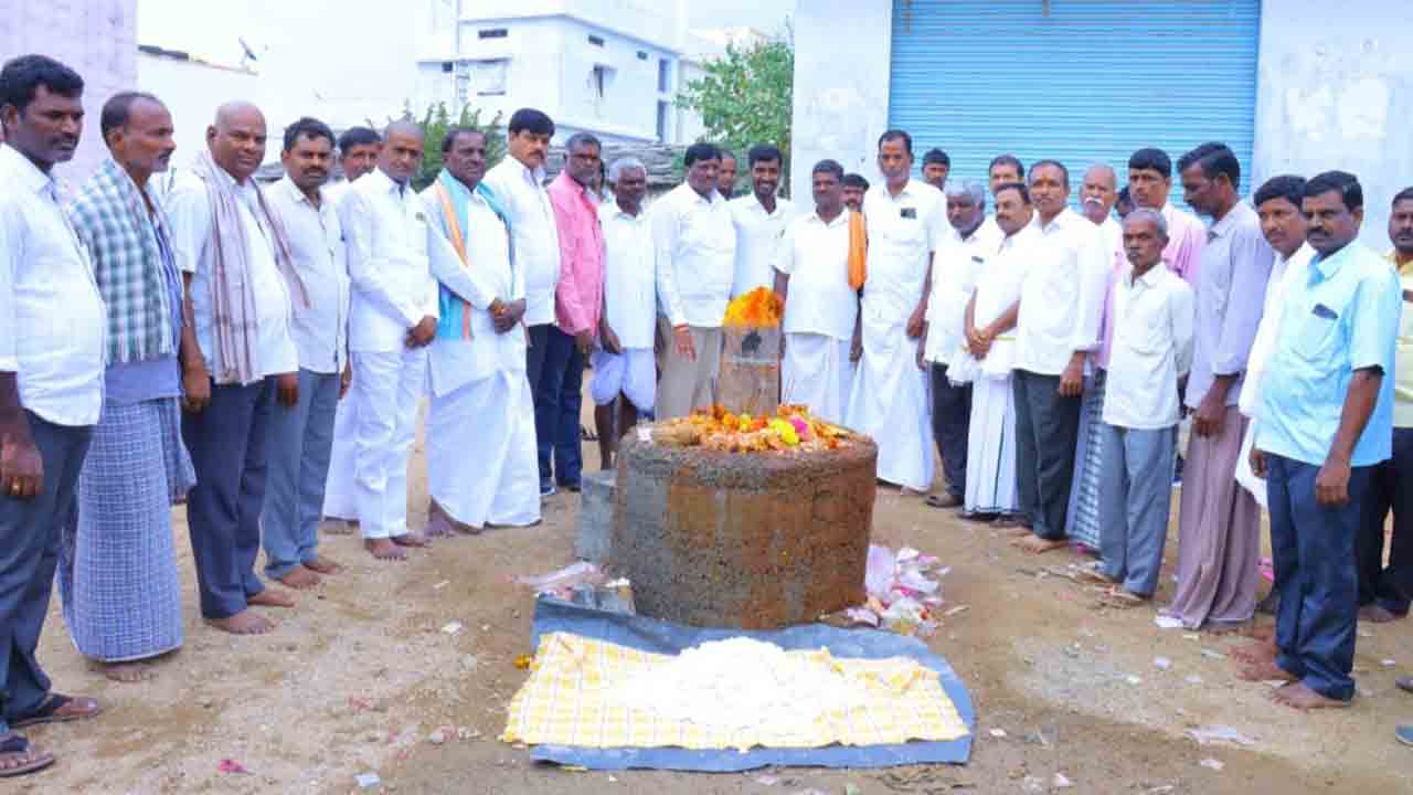 భక్తిశ్రద్ధలతో బొడ్రాయి ప్రతిష్ఠాపన