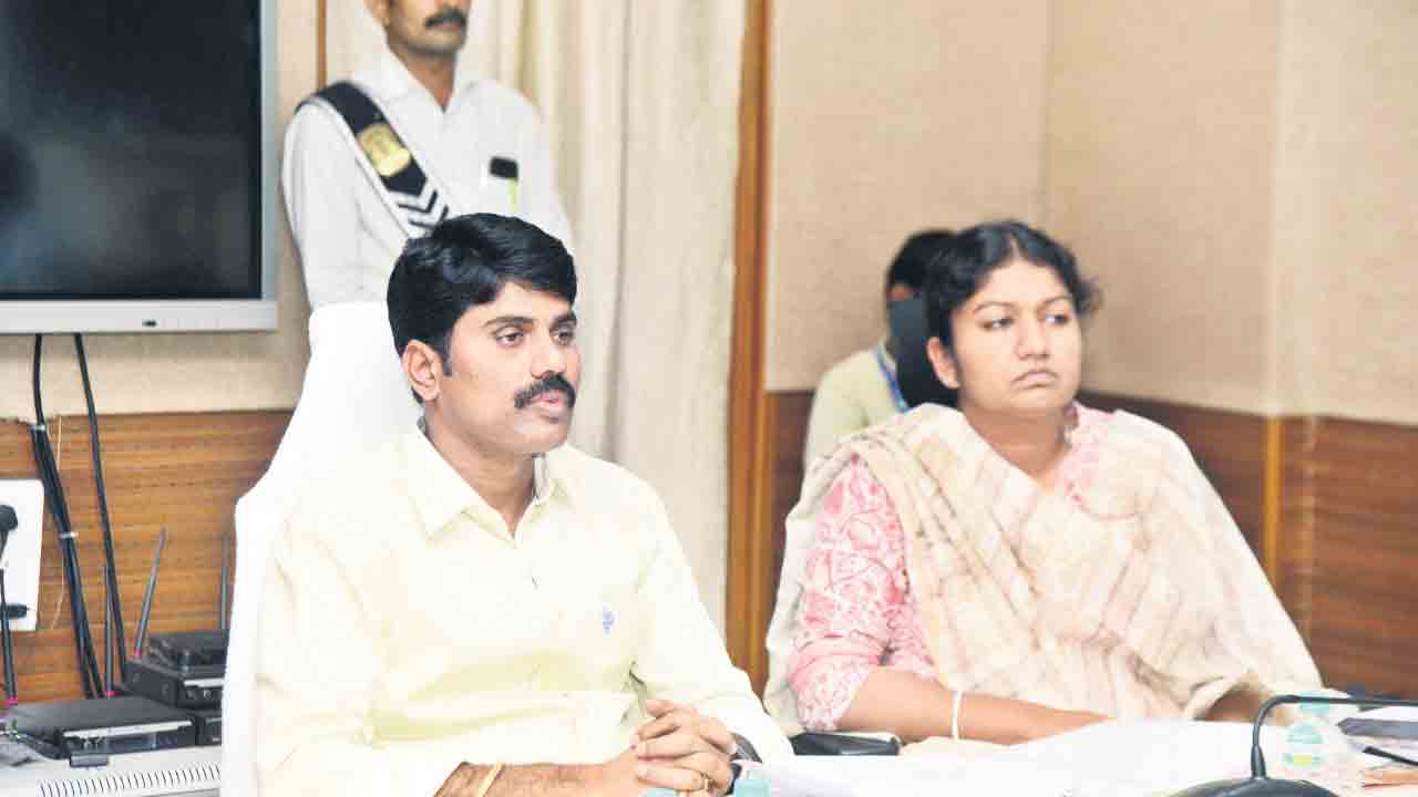 ‘ప్రగతి’ చూపని అధికారులకు తాఖీదులు