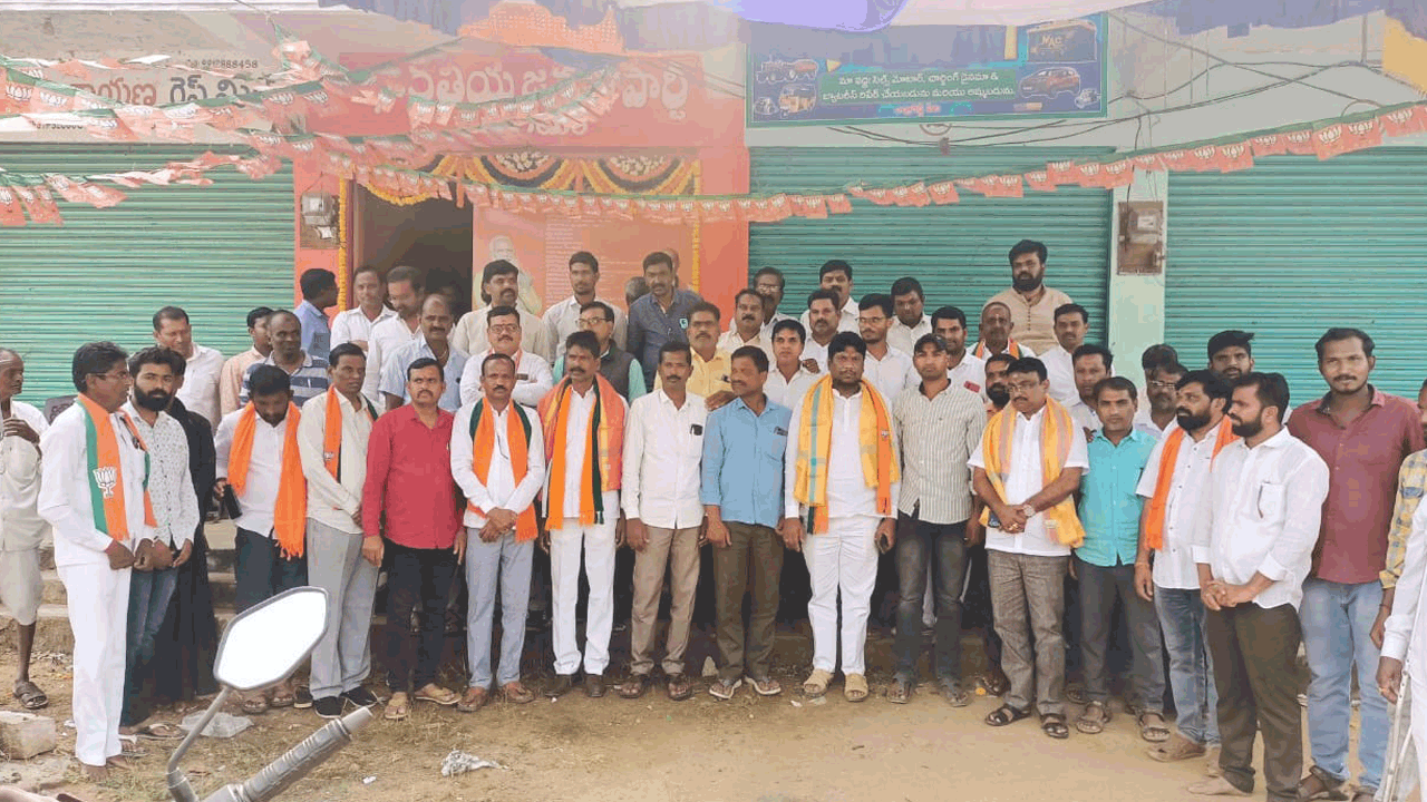 బీజేపీలో ముదురుతున్న ముసలం