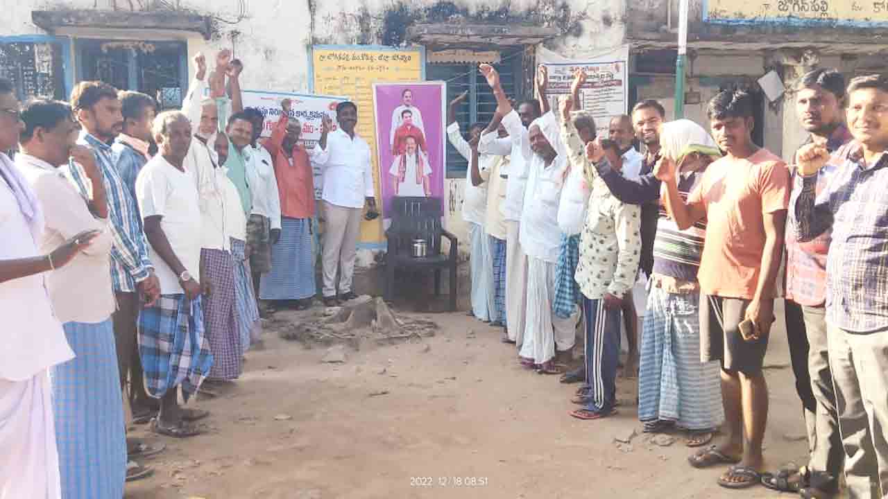 పల్లెలకు పాలనా సౌధాలు