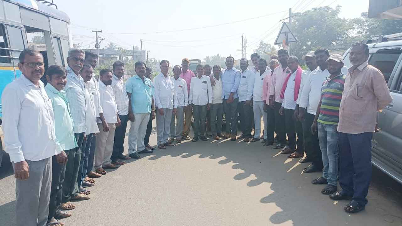 రైతు ధర్నాకు తరలిన బీఆర్‌ఎస్‌ శ్రేణులు