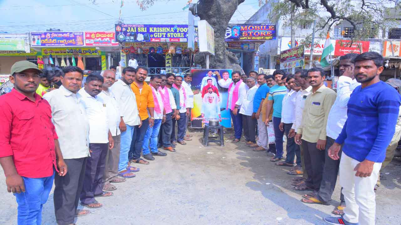 సీఎం కేసీఆర్‌ ఫ్లెక్సీకి క్షీరాభిషేకం