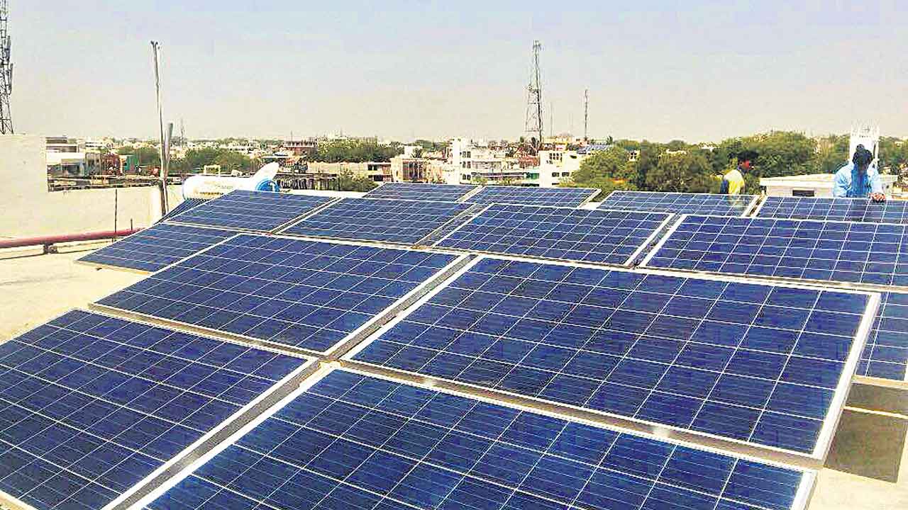 సర్కారు బడుల్లో.. సౌరకాంతులు